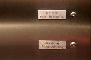 dos señales en la puerta de las casas de cartuchos de Aiger y un caso de lapf en Ferienwohnung Casa Di Lago en Heinsberg