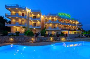 un hotel con piscina di notte di Hotel Apartments Panorama a Tolo