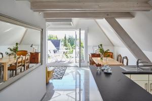 eine Küche und ein Esszimmer mit einem großen Fenster in der Unterkunft Villa Grünewald in Überlingen