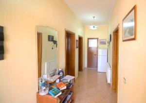 una stanza con un corridoio con un tavolo all'interno di My Home Guest House a Durrës