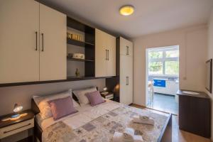 Postel nebo postele na pokoji v ubytování Apartments Lena
