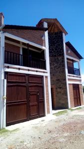 une paire de portes de garage sur une maison dans l'établissement Hospedaje Herradura, à San Miguel Regla