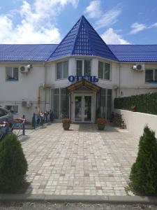 un bâtiment avec un panneau bleu en haut dans l'établissement Continental Hotel, à Rostov-sur-le-Don
