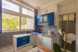 Kuchyň nebo kuchyňský kout v ubytování Apartments Lena