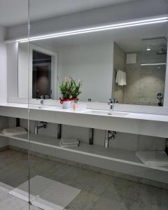 
a bathroom with two sinks and a mirror at Weinrefugium Brolli in Gamlitz
