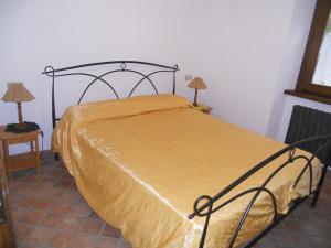 MarlianaにあるLa selva di Nasioのベッドルーム1室(大型ベッド1台、黄色のベッドカバー付)