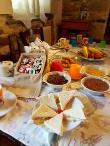 une table recouverte de assiettes et de bols de nourriture dans l'établissement Casa Veneta, à Martignacco