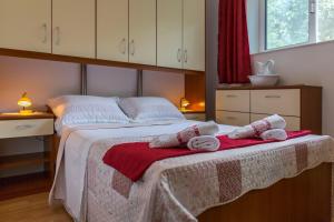 Postel nebo postele na pokoji v ubytování Apartments Lena
