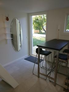 a dining room with a table and a mirror at Lägenhet Färjestaden in Färjestaden