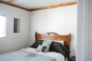 a bedroom with a bed with a wooden headboard at Bungalow on the lake in Clearlake