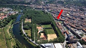 Vue aride d'une ville avec une flèche rouge dans l'établissement La Devesa de Gerona, à Gérone