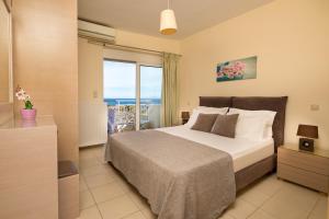 Crete View في ماراثي: غرفة نوم مع سرير وإطلالة على المحيط