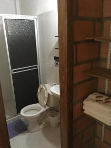 Hotel Pizzeria Opera Tolú的一间浴室