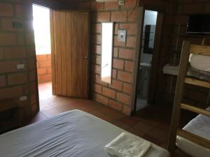 Hotel Pizzeria Opera Tolú客房内的一张或多张床位