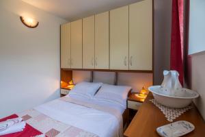 Postel nebo postele na pokoji v ubytování Apartments Lena