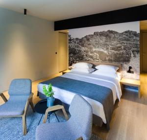 Postel nebo postele na pokoji v ubytování One Suite Hotel