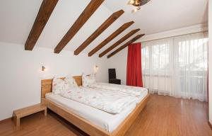 een slaapkamer met een bed en een rood gordijn bij Haus Granit in Zermatt