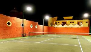 a tennis court at night with lights on it at Xquenda Huatulco Spa in Santa Cruz Huatulco