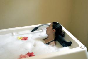 a woman sitting in a bath tub filled with foam at Xquenda Huatulco Spa in Santa Cruz Huatulco