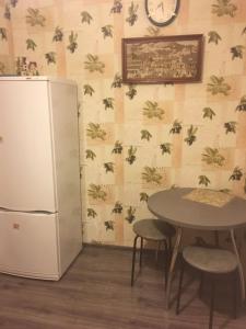 モスクワにあるАпартаменты Островитянова 5のキッチン(テーブル、冷蔵庫付)