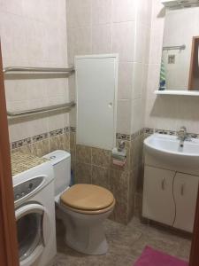 モスクワにあるАпартаменты Островитянова 5のバスルーム(トイレ、洗面台、洗濯機付)