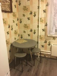 モスクワにあるАпартаменты Островитянова 5のテーブルと椅子2脚