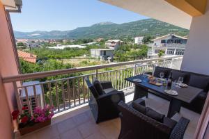 balkon ze stołem i krzesłami z widokiem w obiekcie Apartment Marija 2 near Split w mieście Kaštela