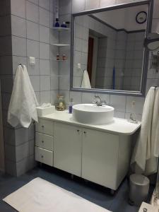 łazienka z umywalką i lustrem w obiekcie Monciak w mieście Sopot +18 zdjęć