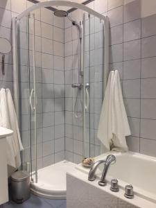 łazienka z prysznicem i umywalką w obiekcie Monciak w mieście Sopot