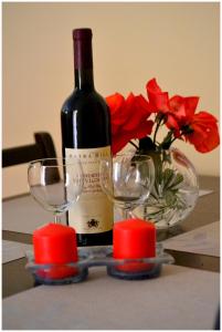 a bottle of wine and two glasses on a table at Apartmani Biočić in Split