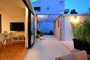 een balkon met een woonkamer en een tv op een gebouw bij First apartment Zadar in Zadar