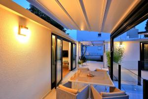 een buiteneetkamer met een tafel en stoelen bij First apartment Zadar in Zadar