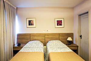 Llit o llits en una habitació de Gallant Hotel