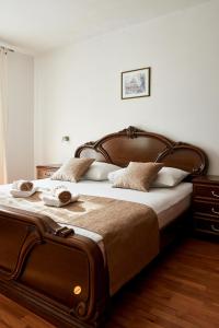 ein Schlafzimmer mit einem großen Bett mit zwei Handtüchern darauf in der Unterkunft Sv. Ilija Apartment - Vila Biokova in Baška Voda
