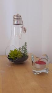 um vaso de vidro com uma taça de fruta sobre uma mesa em Ritta's house em Albufeira
