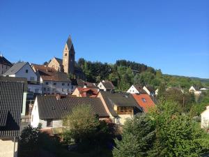 una ciudad con una iglesia y una ciudad con casas en Ferienwohnung Helfenstein, en Idar-Oberstein