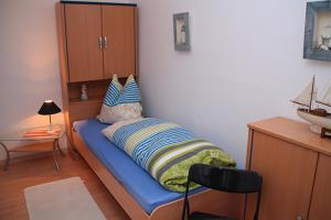 1 dormitorio con 1 cama azul y armario en Ferienwohnung Helfenstein, en Idar-Oberstein