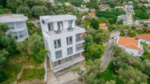 een luchtzicht op een wit gebouw in een stad bij Teuta Apartments in Ulcinj