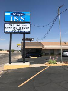 a sign in a parking lot in front of a store at Mayo Inn in Roswell