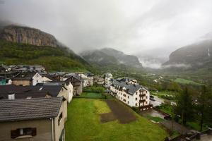 une ville avec des maisons et des montagnes en arrière-plan dans l'établissement Habitación El Mirador Casa Cajal, à Torla