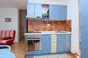 Kuchyň nebo kuchyňský kout v ubytování Apartments Novalja West