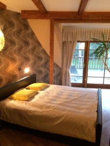1 dormitorio con 1 cama en una habitación con ventana en Paivilla Boutique Hotel en Tallin