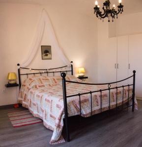 een slaapkamer met een bed en een kroonluchter bij Apartment Dore in Krk