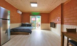 Postel nebo postele na pokoji v ubytování Rainbow Hwangto Pension