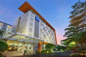 un hotel al anochecer en Kyriad Hotel Airport Jakarta, en Tangerang