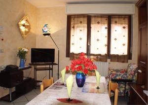 ボローニャにあるMago Zurli'の花瓶付きのテーブルのあるリビングルーム