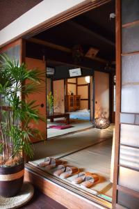 um quarto com vista para um quarto em Guesthouse En em Omihachiman