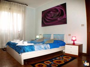 ボローニャにあるMago Zurli'のベッドルーム1室(青い掛け布団付きのベッド1台付)