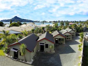 een luchtfoto van een rij huizen bij Tairua Shores Motel in Tairua