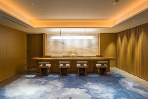 una sala de conferencias con una mesa grande y sillas en Keio Plaza Hotel Tokyo Premier Grand en Tokio